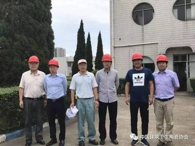 走进TOTO 中国建筑卫生陶瓷协会领导参观南京浴缸工厂，共话行业技术发展